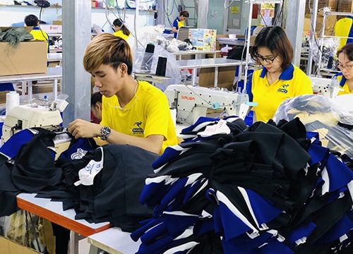 Có nên làm đồng phục tại xưởng may Dony 1 may dong phuc co vu xuat sang My 1 min