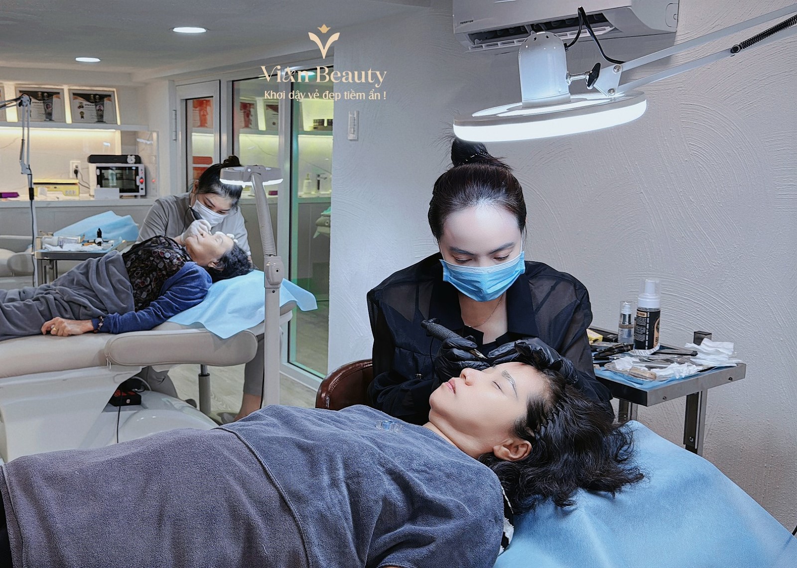 Bảng giá điêu khắc mày môi tại Vian Beauty, chất lượng ra sao? 7 ky thuat vien vian